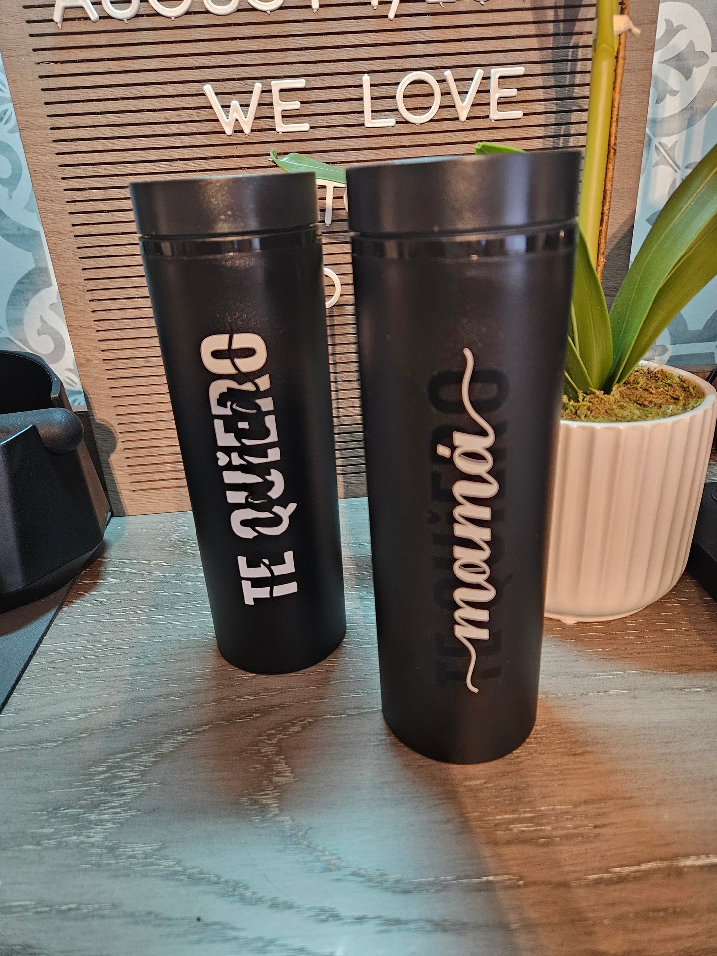 Black on white te quiero tumbler